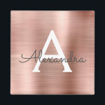 Ro Guld -  Rosa Brushed Metall Monogram Namn Magnet<br><div class="desc">Ro Guld -  Rosa Faux Foil Metallic Brushed Metall Monogram Namn och Initial Party Magnet. Det gör perfekten söt 16-årsjubileum,  bröllop,  möhippa,  årsdag,  babydusch eller bachelorette-fest för någon som glam lyxen och chic stilar i kärlek.</div>