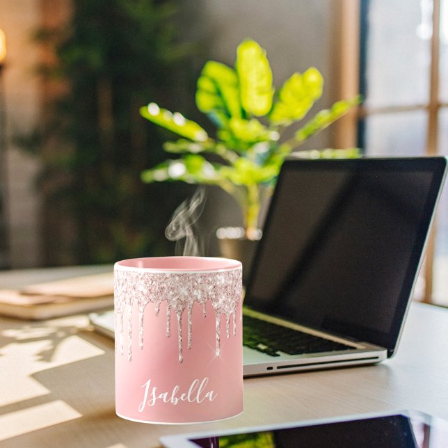 Ro guld  rosa glitter droppar i namn vid  mugg (Skapare uppladdad)