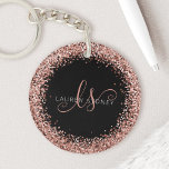 Ro Guld  Rosa Glitter Glam Monogram Namn<br><div class="desc">Glam Ro Guld Elegant Monogram Keychain (Monogram-nyckelkedja). Anpassa enkelt den här chicen av trendig-nyckelkedjan med elegant ro guld-mousserande glitter mot svart bakgrund. Designen har ditt handskrivna skriptmonogram med söt-snurrar och ditt namn.</div>