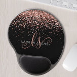 Ro Guld  Rosa Glitter Glam Monogram Namn Gel Musmatta<br><div class="desc">Glam Ro Glitter Elegant Monogram Gel Mouse Pad. Anpassa enkelt trendigets musmatta med chic ro som ger elegant guld mousserande glitter mot svart bakgrund. Designen har ditt handskrivna skriptmonogram med söt-snurrar och ditt namn.</div>