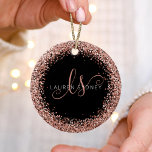 Ro Guld  Rosa Glitter Glam Monogram Namn Julgransprydnad Keramik<br><div class="desc">Glam Ro Guld Glitter Elegant Monogram Ornament. Anpassa enkelt chicens dekorationsdesign i trendiget med elegant guld som gniger glitter mot svart bakgrund. Designen har ditt handskrivna skriptmonogram med söt-snurrar och ditt namn.</div>