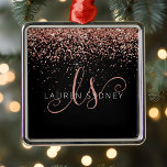Ro Guld  Rosa Glitter Glam Monogram Namn Julgransprydnad Metall<br><div class="desc">Glam Ro Guld Glitter Elegant Monogram Ornaments. Anpassa enkelt chicen av dekorationer i trendiget med elegant ro guld mousserande glitter mot svart bakgrund. Designen har ditt handskrivna skriptmonogram med söt-snurrar och ditt namn.</div>