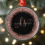 Ro Guld  Rosa Glitter Glam Monogram Namn Julgransprydnad Metall<br><div class="desc">Glam Ro Guld Glitter Elegant Monogram Metall Ornament. Anpassa enkelt trendigets chic metall dekorationsdesign med elegant ro guld mousserande glitter på svart bakgrund. Designen har ditt handskrivna skriptmonogram med söt-snurrar och ditt namn.</div>