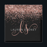 Ro Guld  Rosa Glitter Glam Monogram Namn Magnet<br><div class="desc">Glam Ro Guld Glitter Elegant Monogram Magnet. Anpassa enkelt chicens magnetdesign i trendig med gnistrande glitter i elegant ro guld mot svart bakgrund. Designen har ditt handskrivna skriptmonogram med söt-snurrar och ditt namn.</div>