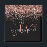 Ro Guld  Rosa Glitter Glam Monogram Namn Magnet<br><div class="desc">Glam Ro Guld Glitter Elegant Monogram Magnet. Anpassa enkelt chicens magnetdesign i trendig med gnistrande glitter i elegant ro guld mot svart bakgrund. Designen har ditt handskrivna skriptmonogram med söt-snurrar och ditt namn.</div>