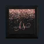 Ro Guld  Rosa Glitter Glam Monogram Namn Minnesask<br><div class="desc">Glam Ro Guld Glitter Elegant Monogram Gift Box. Anpassa enkelt den här chicen av trendig-presentboxen med elegant ro guld mousserande glitter mot svart bakgrund. Designen har ditt handskrivna skriptmonogram med söt-snurrar och ditt namn.</div>