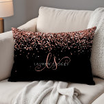 Ro Guld  Rosa Glitter Glam Monogram Namn Prydnadskudde<br><div class="desc">Glam Ro Glitter Elegant Monogram depåfyllnad för Guld vid. Anpassa enkelt chicen av trendigets accentkuddar med elegant ro guld-gnistrande glitter mot svart bakgrund. Designen har ditt handskrivna skriptmonogram med söt-snurrar och ditt namn.</div>