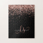 Ro Guld  Rosa Glitter Glam Monogram Namn Pussel<br><div class="desc">Glam Ro Guld Glitter Elegant Monogram Puzzle. Anpassa enkelt chicen i trendiget med ro-pusslet som ger elegant guld mousserande glitter på svart bakgrund. Designen har ditt handskrivna skriptmonogram med söt-snurrar och ditt namn.</div>