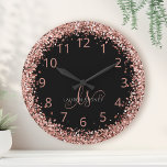Ro Guld  Rosa Glitter Glam Monogram Namn Stor Klocka<br><div class="desc">Glam Ro Guld Glitter Elegant Monogram Clock. Anpassa chicens klockdesign i trendiget enkelt med elegant guld som gniger glitter mot svart bakgrund. Designen har ditt handskrivna skriptmonogram med söt-snurrar och ditt namn.</div>