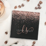 Ro Guld  Rosa Glitter Glam Monogram Namn Underlägg Papper Kvadrat<br><div class="desc">Glam Ro Glitter Elegant Monogram Papper Underlägg. Det är enkelt att anpassa chicen för trendig pappert underlägg en utformning som ger gnistrande glitter i elegant guld på svart bakgrund. Designen har ditt handskrivna skriptmonogram med söt-snurrar och ditt namn.</div>