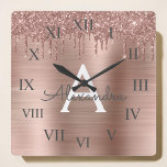 Ro Guld -  Rosa Glitter Metall Monogram Namn Fyrkantig Klocka<br><div class="desc">Ro Guld -  Rosa Faux Foil Metallic Gnistra Glitter Brushed Metall Monogram Namn och initial Luxury Wall Clock. Det gör perfekten söt 16-årsjubileum,  bröllop,  möhippa,  årsdag,  babydusch eller bachelorette-fest för någon som glam lyxen och chic stilar i kärlek.</div>