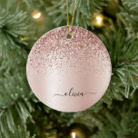 Ro Guld -  Rosa Glitter Metall Monogram Namn Julgransprydnad Keramik<br><div class="desc">Ro Guld -  Rosan Faux Foil Metallic Gnistra Glitter Brushed Metall Monogram Namn och första julprydnad. Det gör perfekten söt 16-årsjubileum,  bröllop,  möhippa,  årsdag,  babydusch eller bachelorette-fest för någon som glam lyxen och chic stilar i kärlek.</div>