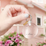 Ro Guld -  Rosa Glitter Metall Monogram Namn Nyckelring<br><div class="desc">Ro Guld -  Rosa Faux Foil Metallic Gnistra Glitter Brushed Metall Monogram Namn nyckelringar (Nyckelring). Det gör perfekten söt 16-årsjubileum,  bröllop,  möhippa,  årsdag,  babydusch eller bachelorette-fest för någon som glam lyxen och chic stilar i kärlek.</div>