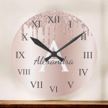 Ro Guld -  Rosa Glitter Metall Monogram Namn Rund Klocka<br><div class="desc">Ro Guld -  Rosa Faux Foil Metallic Gnistra Glitter Brushed Metall Monogram Namn och initial Luxury Wall Clock. Det gör perfekten söt 16-årsjubileum,  bröllop,  möhippa,  årsdag,  babydusch eller bachelorette-fest för någon som glam lyxen och chic stilar i kärlek.</div>