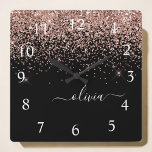 Ro Guld  Rosa Glitter Script Monogram Girly Fyrkantig Klocka<br><div class="desc">Ro Guld -  Rosa och svart Gnistra Glitter Script Monogram Namn Clock. Det gör perfekten söt 16-årsjubileum,  bröllop,  möhippa,  årsdag,  babydusch eller bachelorette-fest för någon som glam lyxen och chic stilar i kärlek.</div>