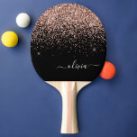 Ro Guld  Rosa Glitter Script Monogram Girly Pingisracket<br><div class="desc">Ro Guld -  Rosa och svart Gnistra Glitter Skript Monogram Namn Ping Pong Paddle. Det gör perfekten söt 16-årsjubileum,  bröllop,  möhippa,  årsdag,  babydusch eller bachelorette-fest för någon som glam lyxen och chic stilar i kärlek.</div>