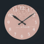 Ro Guld  Rosa Glitter Script Monogram Girly Rund Klocka<br><div class="desc">Ro Guld  Rosa Gnistra  Glitter Brushed Script Monogram Namn Clock. Det gör perfekten söt 16-årsjubileum,  bröllop,  möhippa,  årsdag,  babydusch eller bachelorette-fest för någon som glam lyxen och chic stilar i kärlek.</div>