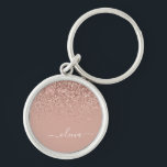 Ro Guld  Rosa Glitter Script Monogram Girly Rund Silverfärgad Nyckelring<br><div class="desc">Ro Guld -  Rosa Gnistra Glitter Skriptmonogram Namn nyckelringar (Nyckelring). Det gör perfekten söt 16-årsjubileum,  bröllop,  möhippa,  årsdag,  babydusch eller bachelorette-fest för någon som glam lyxen och chic stilar i kärlek.</div>