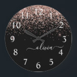 Ro Guld  Rosa Glitter Script Monogram Girly Stor Klocka<br><div class="desc">Black and Ro Guld  Rosa Gnistra Glitter Brushed Script Monogram Namn Clock. Det gör perfekten söt 16-årsjubileum,  bröllop,  möhippa,  årsdag,  babydusch eller bachelorette-fest för någon som glam lyxen och chic stilar i kärlek.</div>