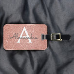 Ro Guld Rosa Gnistra Glitter Monogram Namn Bagagebricka<br><div class="desc">Ro Guld -  Rosa Gnistra Glitter Monogram Namn och första resgodsmärkning. Den här väskan är märkre för Back to school,  Arbete eller Resning. Den  Rosa Luggage Tag gör också en underbar partiförmån för bröllop,  födelsedagar,  möhippor,  honungsmooner eller ett bachelorettparti. Kontakta designern om du vill ha anpassade matchande objekt.</div>