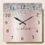 Ro Guld -  Rosa Silver Glitter Monogram Fyrkantig Klocka<br><div class="desc">Ro Guld -  Rosa och Silver Faux Foil Metallic Gnistra Glitter Brushed Metall Monogram Namn Clock. Det gör perfekten söt 16-årsjubileum,  bröllop,  möhippa,  årsdag,  babydusch eller bachelorette-fest för någon som glam lyxen och chic stilar i kärlek.</div>