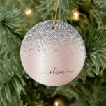 Ro Guld -  Rosa Silver Glitter Monogram Julgransprydnad Keramik<br><div class="desc">Ro Guld -  Rosa och Silver Faux Foil Metallic Gnistra Glitter Brushed Metall Monogram Namn och första julprydnad. Det gör perfekten söt 16-årsjubileum,  bröllop,  möhippa,  årsdag,  babydusch eller bachelorette-fest för någon som glam lyxen och chic stilar i kärlek.</div>