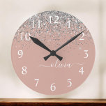 Ro Guld  Rosa Silver Glitter Rund Klocka<br><div class="desc">Ro Guld  Rosa och Silver Gnistra Glitter Brushed Monogram Namn Clock. Det gör perfekten söt 16-årsjubileum,  bröllop,  möhippa,  årsdag,  babydusch eller bachelorette-fest för någon som glam lyxen och chic stilar i kärlek.</div>