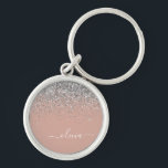 Ro Guld  Rosa Silver Glitter Rund Silverfärgad Nyckelring<br><div class="desc">Ro Guld -  Rosa och Silver Gnistra Glitter Script Monogram Namn nyckelringar (Nyckelring). Det gör perfekten söt 16-årsjubileum,  bröllop,  möhippa,  årsdag,  babydusch eller bachelorette-fest för någon som glam lyxen och chic stilar i kärlek.</div>