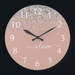 Ro Guld  Rosa Silver Glitter Stor Klocka<br><div class="desc">Ro Guld  Rosa och Silver Gnistra Glitter Brushed Monogram Namn Clock. Det gör perfekten söt 16-årsjubileum,  bröllop,  möhippa,  årsdag,  babydusch eller bachelorette-fest för någon som glam lyxen och chic stilar i kärlek.</div>