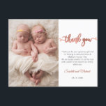 Ro Guld Script Girl Twillingars Baby Photo Tack Vykort<br><div class="desc">Elegant Ro Skript Photo Girl Twillingars Newborn Spädbarn Tack Postcard. Med en enkel, modern och vacker "tack"-text i en kursiv, handskriven kalligrafi byter du typsnitt mot svan i faux-folie för ro guld (eller folie för rosa) och ett personligt budskap Underbart för flicka. Enkel att anpassa med foton och detaljer från...</div>