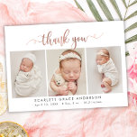 Ro Guld Script Newborn 3 Photo Collage Tack<br><div class="desc">Modern Elegant Chic Ro Guld Script 3 Photo Collage Newborn Baby Tack Birth Notification Card. Har en söt "tack"-text i en handskriven kalligrafi som snabbt byter ut svan-typsnittet i rosa ros FAUX-fotskript i guld mot vit bakgrund. I förväg framtagna personliga budskap och födelsestatistik med baby namn ingår. Underbar för flicka....</div>