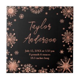 Ro Guld Snöflingor om svarta fågelstationer Kakelplatta