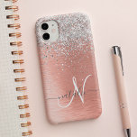 Ro Guld Söt Girly Silver Glitter Sparkly<br><div class="desc">Anpassa enkelt den här chicen i trendig med -fodral med söt silver mousserande glitter på en borstad metallbakgrund i ro guld.</div>