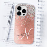Ro Guld Söt Girly Silver Glitter Sparkly<br><div class="desc">Anpassa enkelt den här chicen i trendig med -fodral med söt silver mousserande glitter på en borstad metallbakgrund i ro guld.</div>