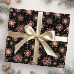 Ro Guld Winter Snöflingor på Svarta havet Presentpapper<br><div class="desc">Denna elegant och denna glamorösa papper är mångsidig och kan användas för ge gåvor eller konstprojekt och hantverksprojekt. Det är idealiskt för alla tillfälle som jul,  födelsedagar,  bröllop,  möhippor,  babyduschar,  årsdagar eller allmänna gåvor. Konstruktionen har vattenfärgen ro guld faux glitter snöflingor och gnistor mot svart bakgrund. Grafik efter www.etsy.com/uk/shop/SunflowerDayLove</div>