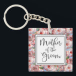 Ro Mönster Mor på Groom-torget<br><div class="desc">Den här fyrkantiga nyckelkedjan har ett mjukt  ro mönster med "Mor i Groom" i elegantens skript. Hon kan ta med sig henne på bröllopsdagen och längre bort. Para perfekt med objekt från den  samlingen för Bröllop i Blommigt.</div>