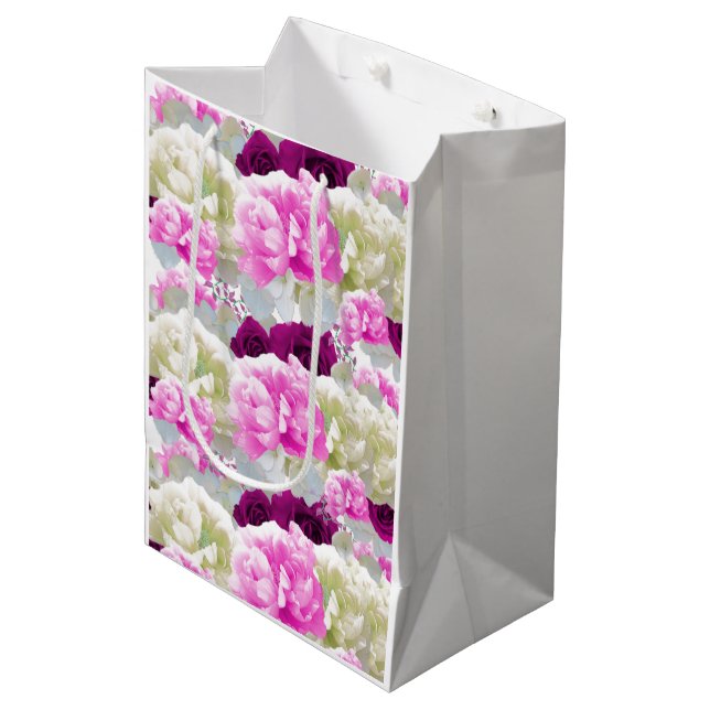 Ro och Peonies Mixed Bouquet Gift Bag (Framsidan Vinklad)