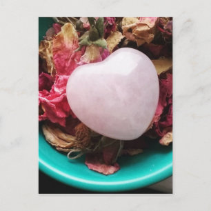 Ro Quartz Heart i en Bed of Ro Petals Vykort