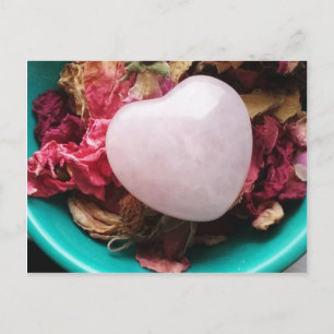 Ro Quartz Heart i en Bed of Ro Petals Vykort