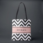 Ro Rosa Black White Modern Chevron Zigzag Tygkasse<br><div class="desc">Bär sak i stil med chicens moderna personlig till väskan. Utformningen har ett svart och vitt chevron-zig-zag-mönster, ett söt ro rosa rand, och ditt namn eller annan anpassad text i ett enkelt svart typografiskt teckensnitt. Texten kan vara olika på vägens fram- och baksida. Den här eleganten och trendigets tillbehör gör...</div>