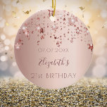 Ro rosa-stjärnor från födelsedagstorgen julgransprydnad keramik<br><div class="desc">En dekoration för en girig och glamorös 21-årsdag som en gåva från hennes vänner eller föräldrar. Ro guld, rosa övertoningsbakgrund med färgader från ro guld. På framsidan: Anpassa och lägg till datum, namn och ålder. Namn är skrivet i mörk ro guld med ett modernt handskript i stil. Bakåt: texten "grattis...</div>