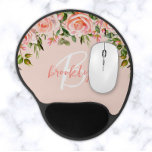 Ro-skriptmonogram för  Rosa Blommigt Gel Musmatta<br><div class="desc">Den här personligen i elegant har ett monogram och första namn i det moderna rosa- och vita skriptet på  rosa. En lush arrangemang av  rosa ros och grönt lägger till det översta gräns.</div>