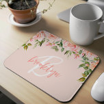Ro-skriptmonogram för  Rosa Blommigt Musmatta<br><div class="desc">Den här personligen i elegant har ett monogram och första namn i det moderna rosa- och vita skriptet på  rosa. En lush arrangemang av  rosa ros och grönt lägger till det översta gräns.</div>
