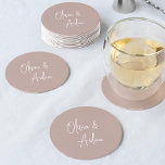 Ro Taupe | Modern handskriven Bröllop Underlägg Papper Rund<br><div class="desc">Designad för att matcha våra Modern Handwriter-bröllopsinbjudningar. En vacker typografibaserad design med minimalistisk känsla,  med namn i modern handskript. Colorway: Ro Taupe,  en neutralt som är dammig.</div>