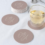 Ro Taupe | Oversifierat skript Monogram Bröllop Underlägg Papper Rund<br><div class="desc">En vacker typografibaserad bröllop underlägg med initialer i ton på tonvis med dammig rosa taupe överdimensionerad skriptskrift. Anpassa med initialer och använda sedan Design Verktyg för att justera storleka inställningar och placering för att skapa anpassningsbarnas monogram.</div>