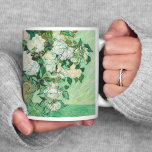 Ro | Vincent van Gogh Kaffemugg<br><div class="desc">Ro (1890) av den nederländske postimponerande konstnären Vincent Van Gogh. Det ursprungliga arbetet är en olja på målarduk som skildrar ett stillliv i vit ros mot en ljust grönt bakgrund. Använda verktygen för att lägga till anpassningsbar eller anpassa bilden.</div>