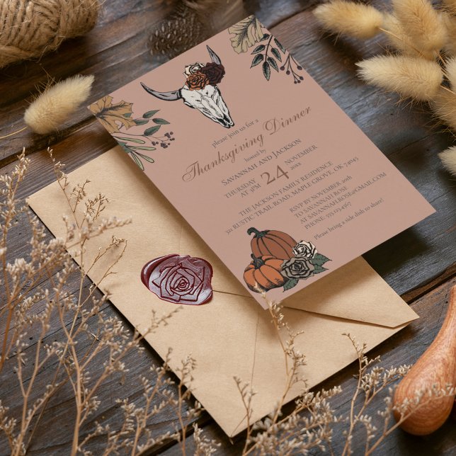 Ro Western Thanksgiving Cow Skull Fall Harvest Inbjudningar (Thanksgiving Cow Skull Vintage Rose Invitation. Hand-Drawn Cow Skull & Horns, Roses & Fall Pumpkins.)