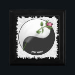 Ro Yin Yang Bröllop presentbox Minnesask<br><div class="desc">Ro Yin Yang Bröllop presentbox, Bröllop kläder och bröllopsgåvor av ArtMuvz Illustration. Matchande Yin Yang-kläder, meditationsgåvor, yoga-arbetskläder.TILL PERSONALIZE lägg till ditt namn eller lägg till text i stället. Anpassa presentlådan Yin Yang ro så att den blir unik för din eller ge som personlig. Fira kärlek i stil med vår bröllop-design,...</div>