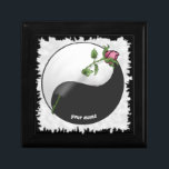 Ro Yin Yang Bröllop presentbox Minnesask<br><div class="desc">Ro Yin Yang Bröllop presentbox, Bröllop kläder och bröllopsgåvor av ArtMuvz Illustration. Matchande Yin Yang-kläder, meditationsgåvor, yoga-arbetskläder.TILL PERSONALIZE lägg till ditt namn eller lägg till text i stället. Anpassa presentlådan Yin Yang ro så att den blir unik för din eller ge som personlig. Fira kärlek i stil med vår bröllop-design,...</div>