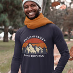Road Resa Sunset Anpassningsbar Family Reunion Lån T Shirt<br><div class="desc">Den här coolans återgång till rocky mountains i naturen gör en underbar bild av en uppsättning anpassade t-shirts för familjeåterförening,  landsväg resa eller sommarsemester. Minneshögtidlighålla din helgdag-vecka med matchande garantier för mamma,  pappa,  bror och syster. Lägg bara till ditt eget efternamn och året med vår anpassning till verktyg.</div>